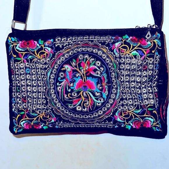 Floral Embroidered Lightweight Cloth Crossbody Handbag NWT - Picture 1 of 7